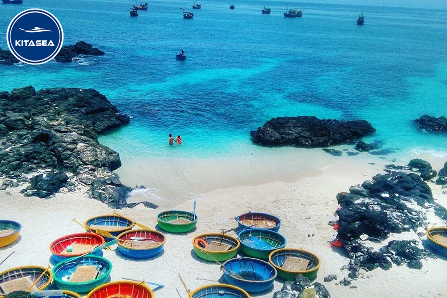 Biển tại Quảng Ngãi trong xanh là thiên đường nghỉ dưỡng mùa hè cho nhiều du khách